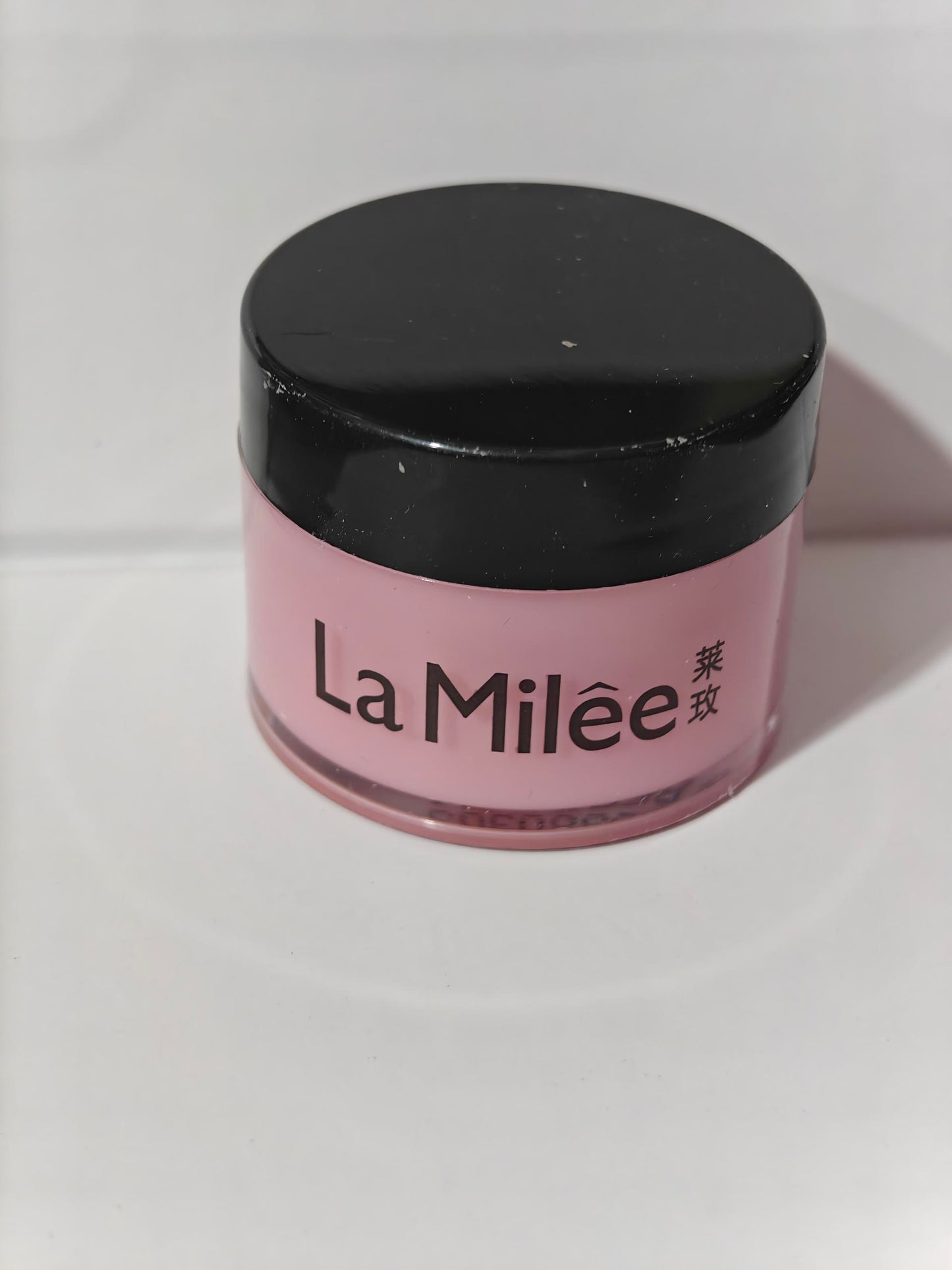Lip moisturizing balm